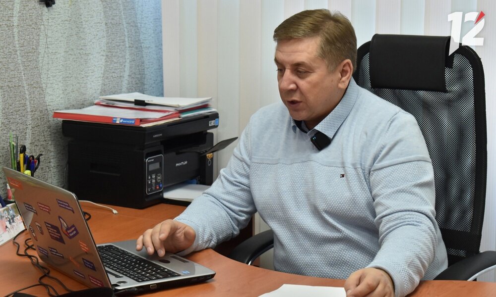 12 журналистов