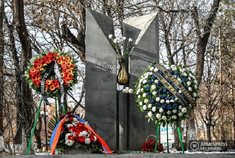 Памятник жертвам Холокоста в Ереване. Открытие памятника состоялось 27 октября 2006 г.- (Фото из открытых источников сети Интернета)  