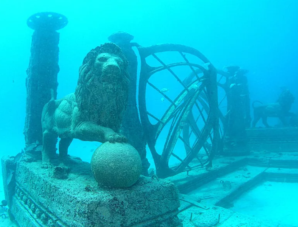 Г и по настоящий день. Подводное кладбище Neptune Memorial Reef. Мемориальный риф Нептуна (Neptune Memorial Reef), США. Дворец Клеопатры в Александрии. Подводный дворец Клеопатры Египет.