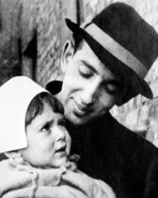 А. Галич с дочерью Аленой, 1945 год