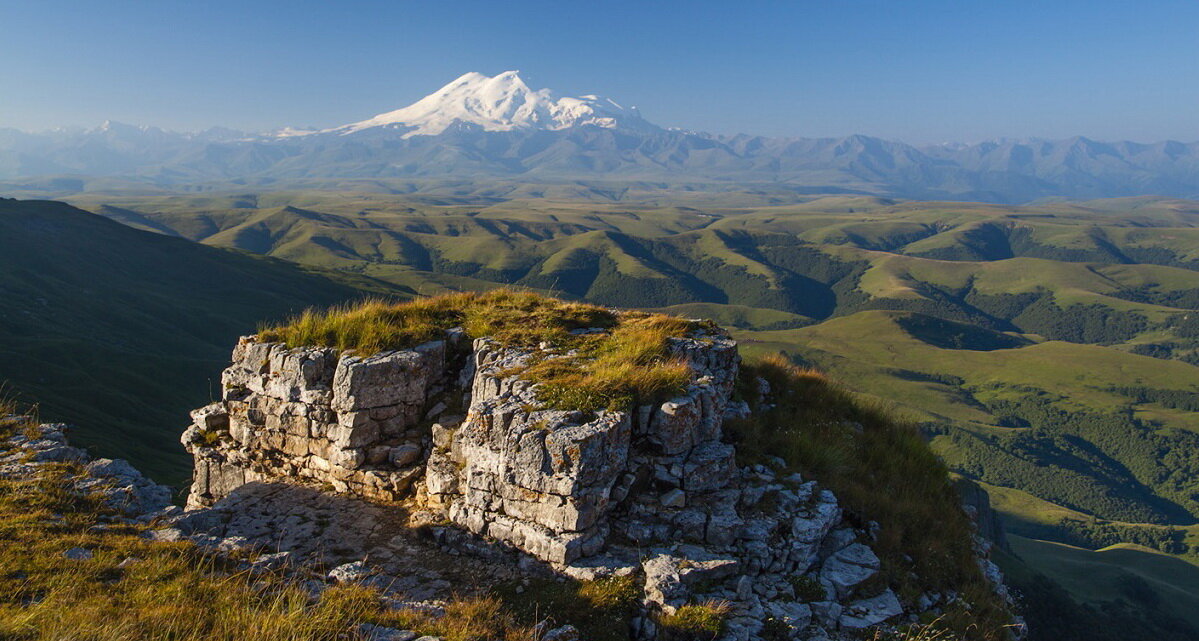 Плато Бермамыт - вдали Эльбрус