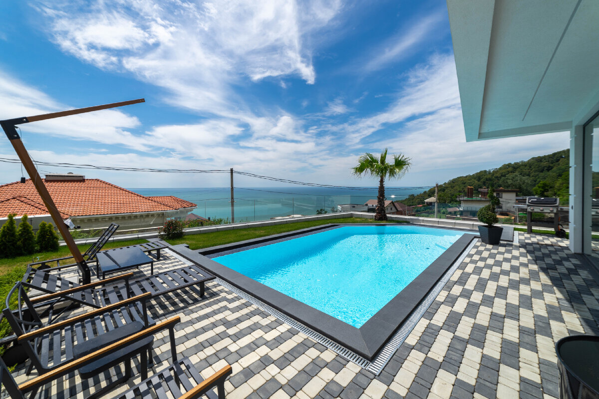 Бассейны переливного типа 4*8 м, с зонами гидромассажа, системой очистки и подогрева воды.