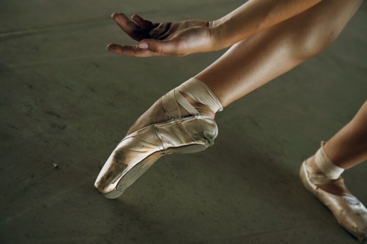 Как балерина готовит пуанты к работе? Секреты балетных туфель | Всем балет! | Дзен