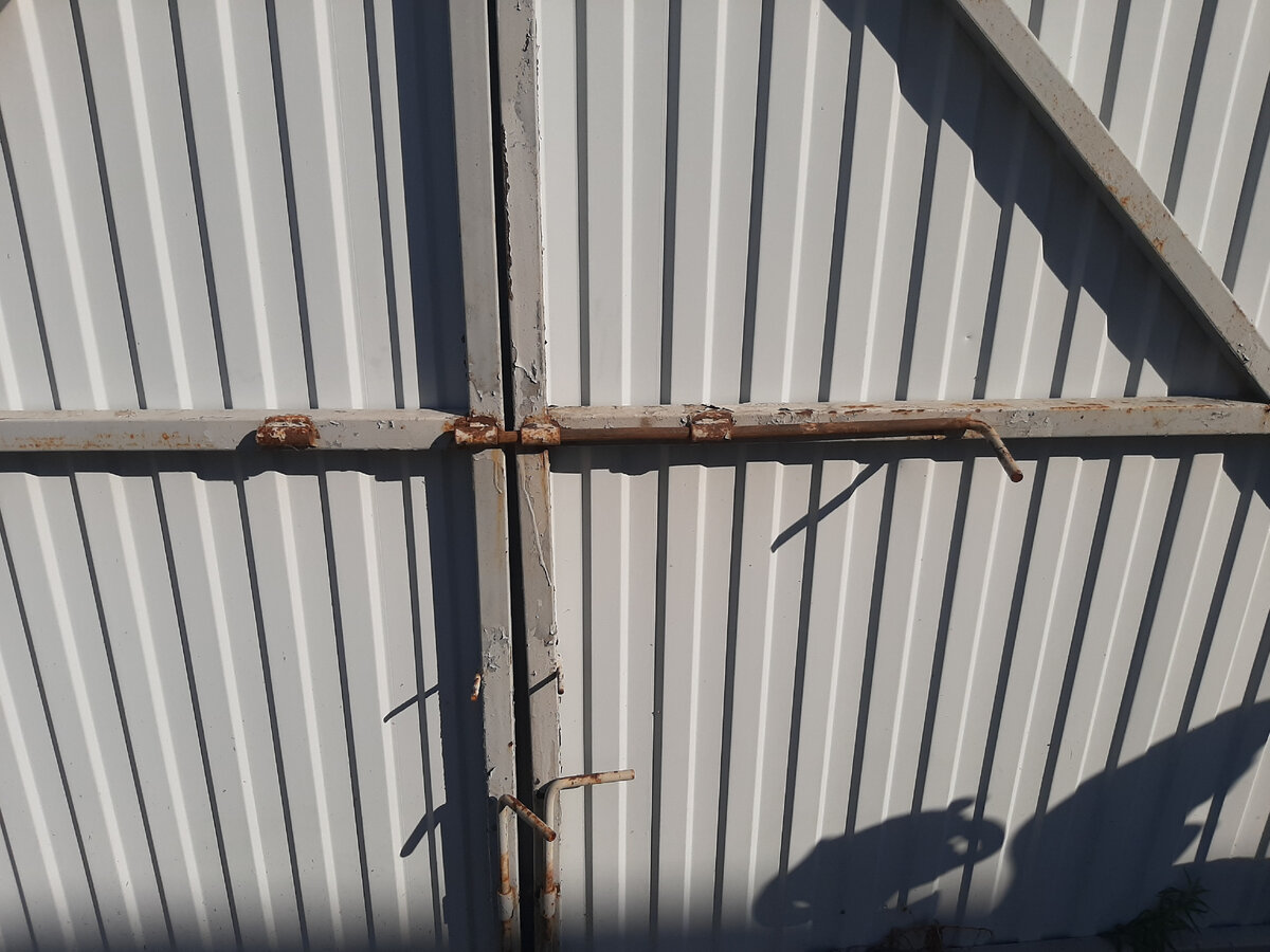 Конструкция, которую сделал застройщик. Фото автора