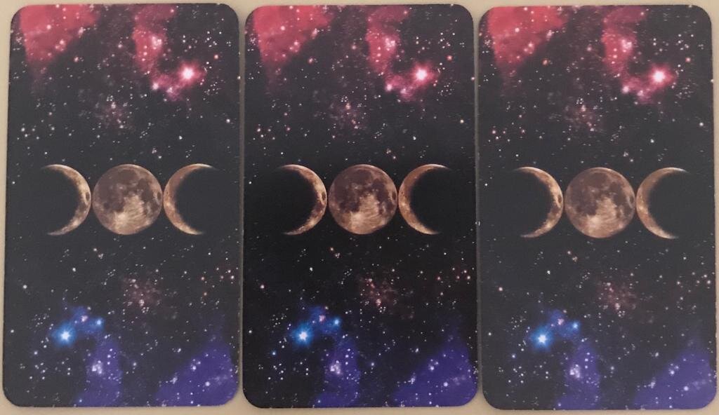 Мысленно проговорите вопрос,вспомните своего мужчину и выбирайте ту карту,к которой больше тянет.