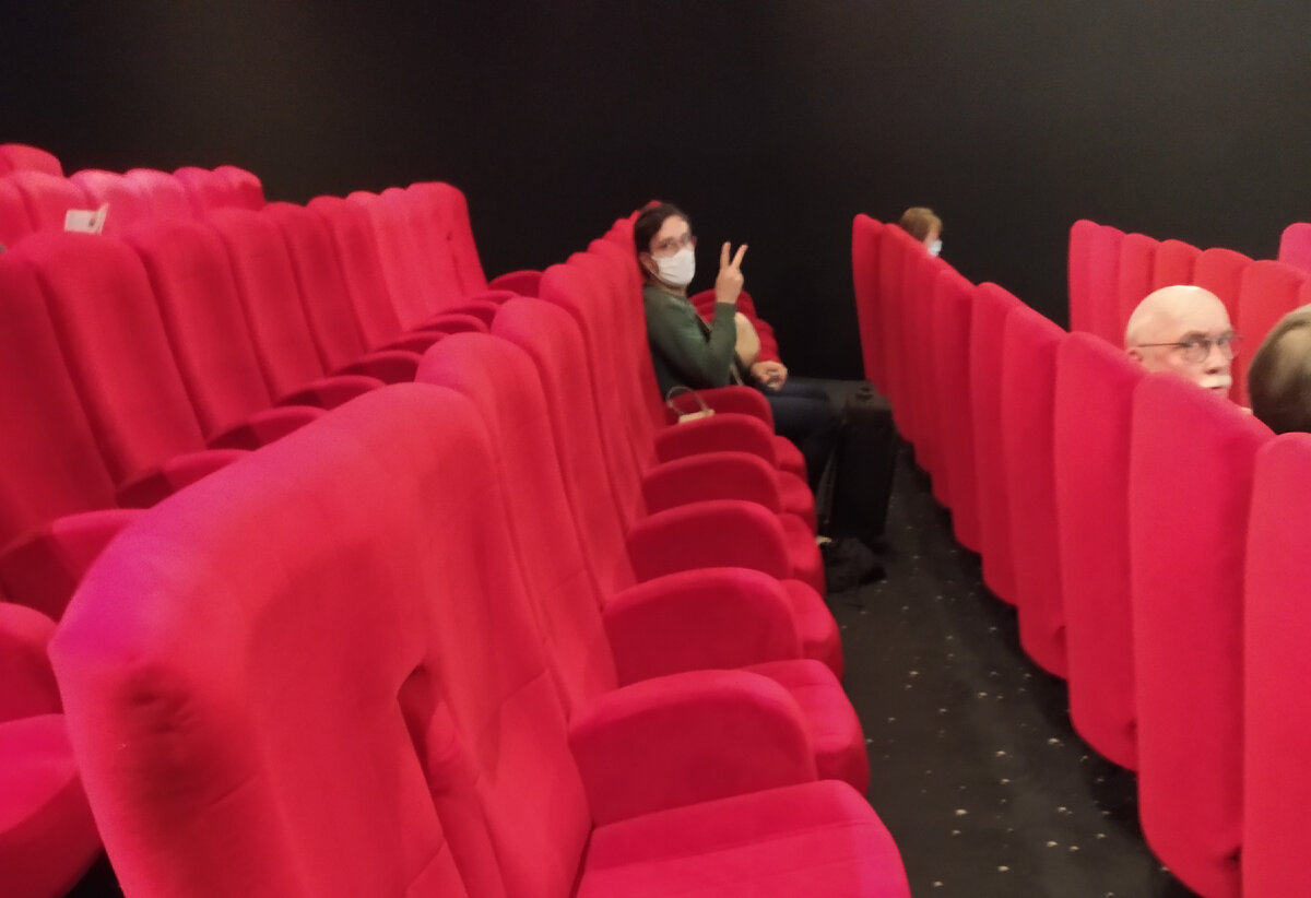 А вот и мой супруг на одном из недавних сеансов занял нам места. Сейчас в корону просят либо не садиться друг за другом, либо делать это через ряд. 