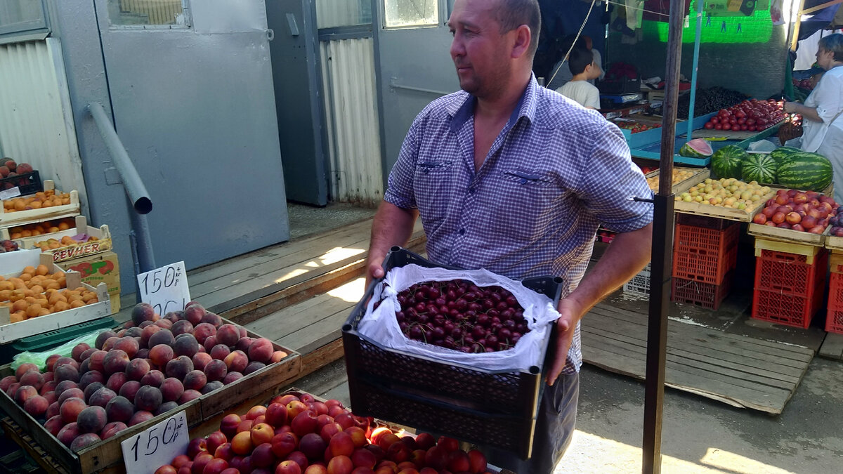 Рынок на станции метро "Заречная" в Нижнем Новгороде