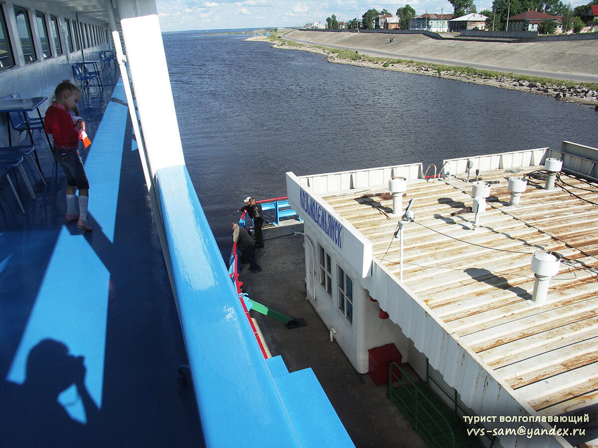 Пристань Козьмодемьянск – так она выглядит с борта теплохода. Фото 12.06.2007.