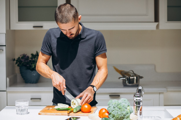 В готовке нет ничего зазарного - хочешь вкусно кушать, научись клево готовить. 