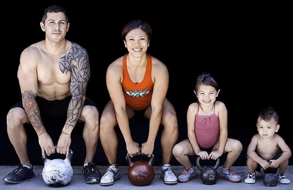 Спортивный пример. Спортивная семья. Дети спортсмены. Фитнес семья. Семья спортсменов.