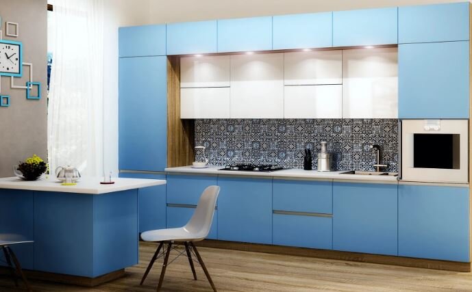 синий потолок в интерьере кухни