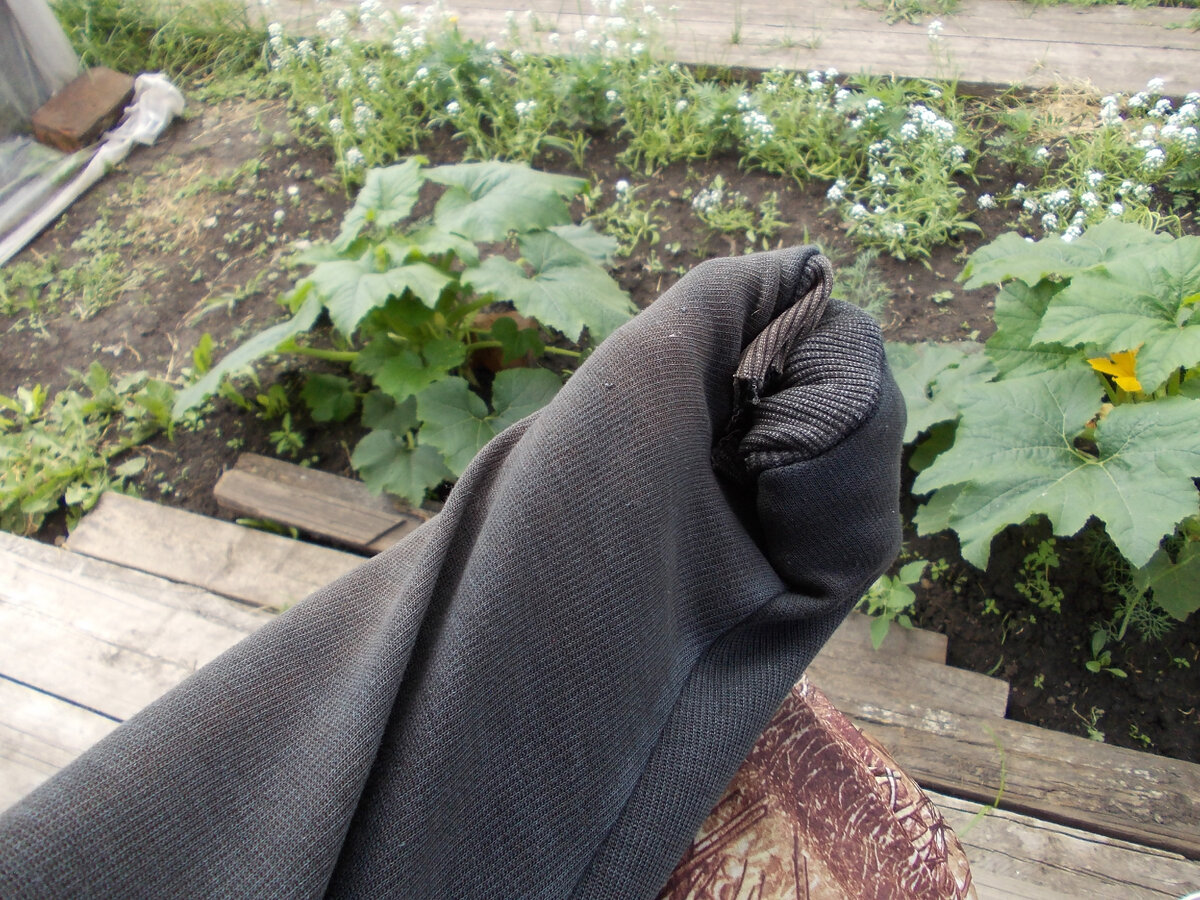 2.Натянуть на кисть рукав и зажать пальцами.