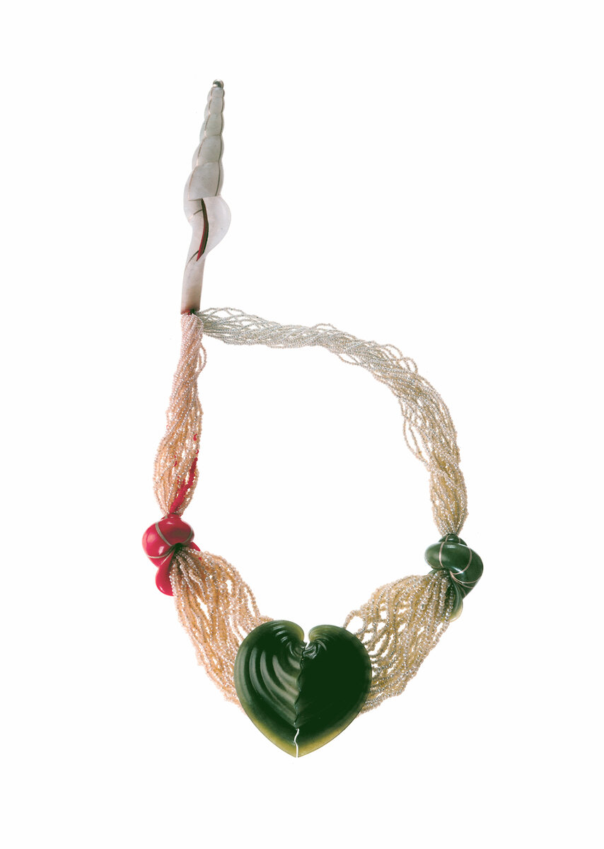 Ожерелье из ракушек V&A, 1990 Зеленый  нефрит, белый жадеит, коралл, жемчуг, шелк
По заказу Музея Виктории и Альберта в Лондоне
для их постоянной коллекции
