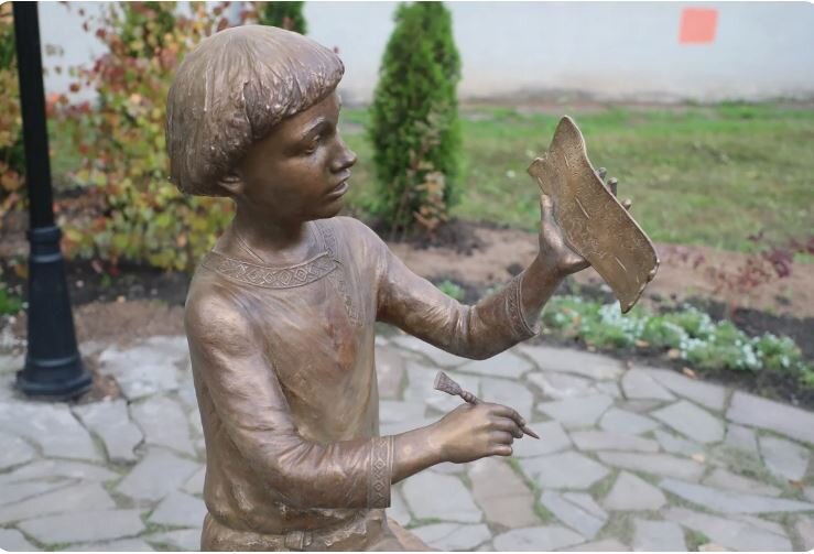 Памятник мальчику на территории новгородского Кремля