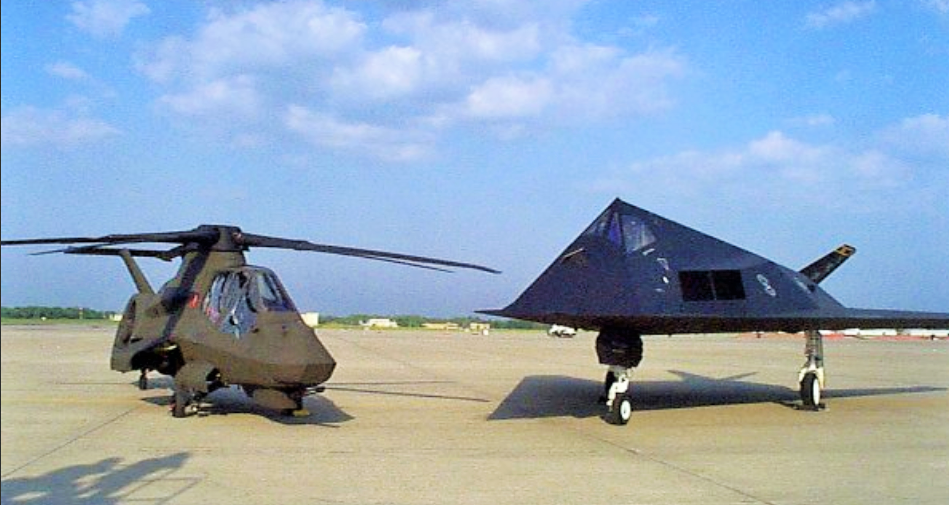 Две самые неоднозначные разработки США 80-90гг. F-117 немного повоевав, был списан на 15 лет раньше запланированного срока. Стелс-ветолёт "Команч" вообще стал самым дорогим прототипом в истории. Фото журнала Флай Интернейшнл.