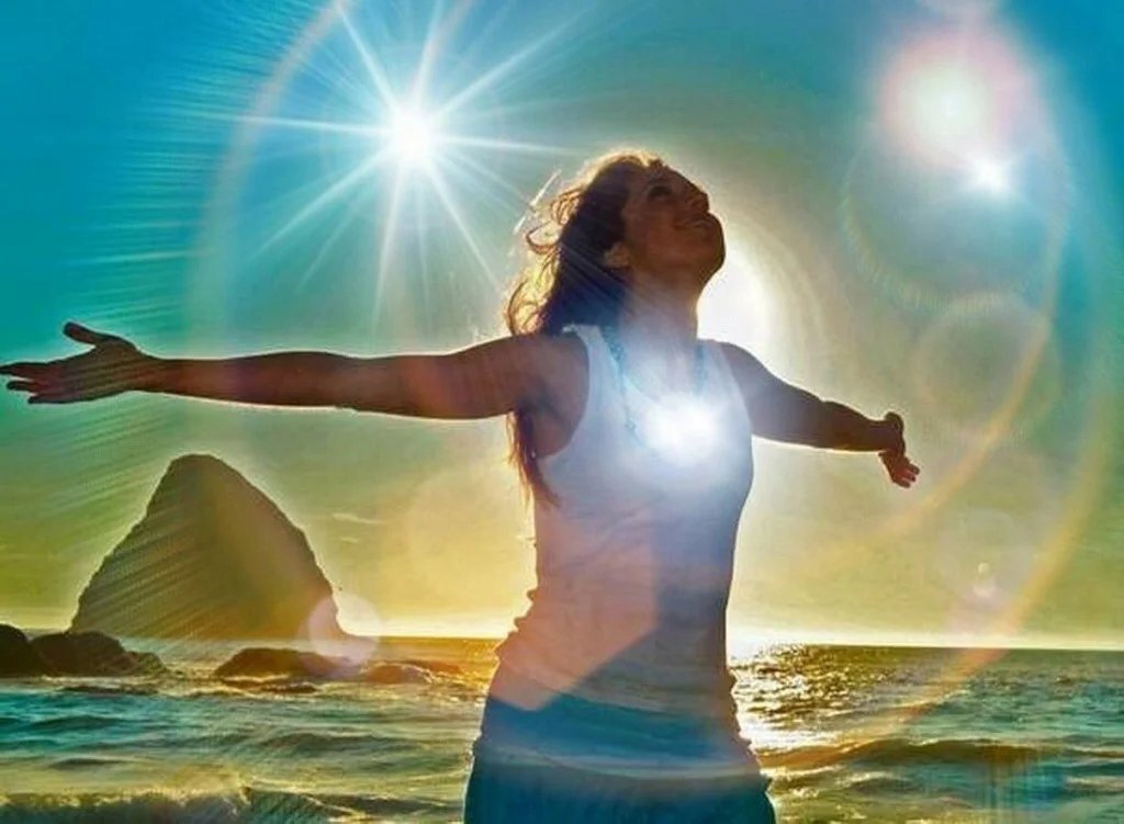 яркие краски жизни. мир открыть для девушки. изменения в жизни. дверь в прошлое. внутренний свет человека.