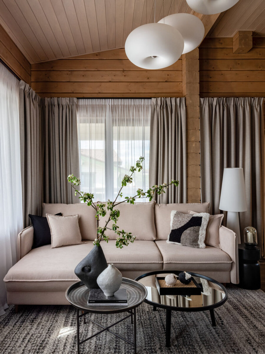 Фрагмент гостиной. Диван Perrino, торшер Eglo, столики Julia Group и La Redoute, светильники Eglo, подушки H&M Home, керамика Елены Логиновой (Forest_is_calling_ceramica), шторы сшиты Софьей Кочетковой. На полу инженерная доска Finex.