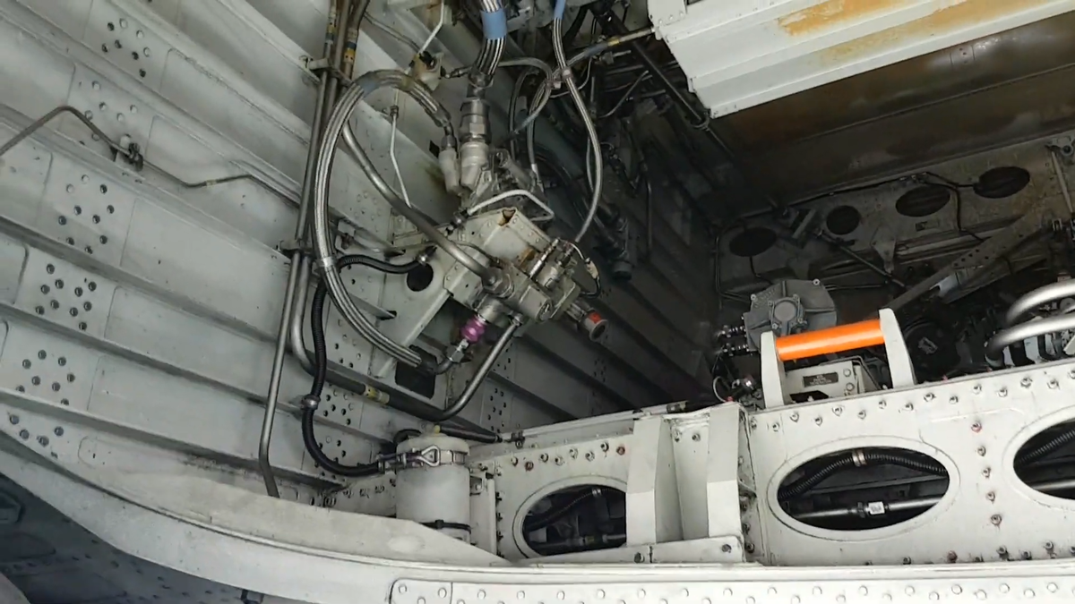 На стене висит