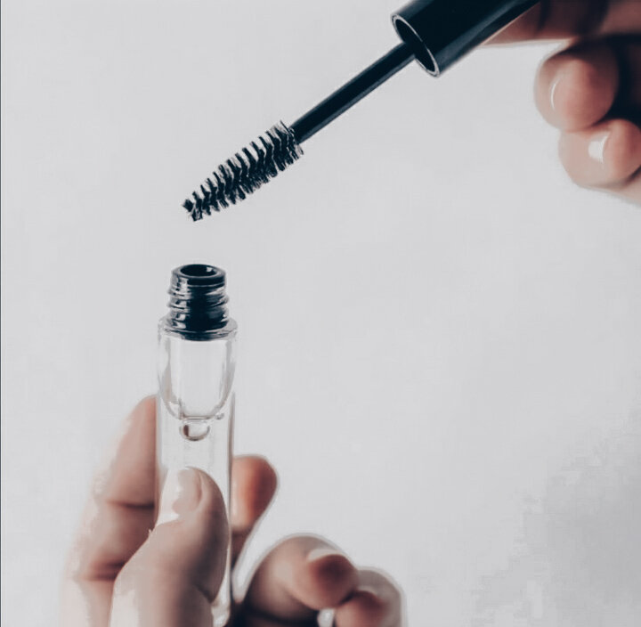 Эффективнее всего питают волоски растительные масла, обволакивающие их тонким защитным слоем. Этот слой не дает воде, содержащейся внутри стержня, испаряться, и волос остается увлажненным, а его чешуйки плотнее прилегают к основанию. В результате брови не истончаются, волосинки не ломаются и не теряют природную интенсивность цвета.