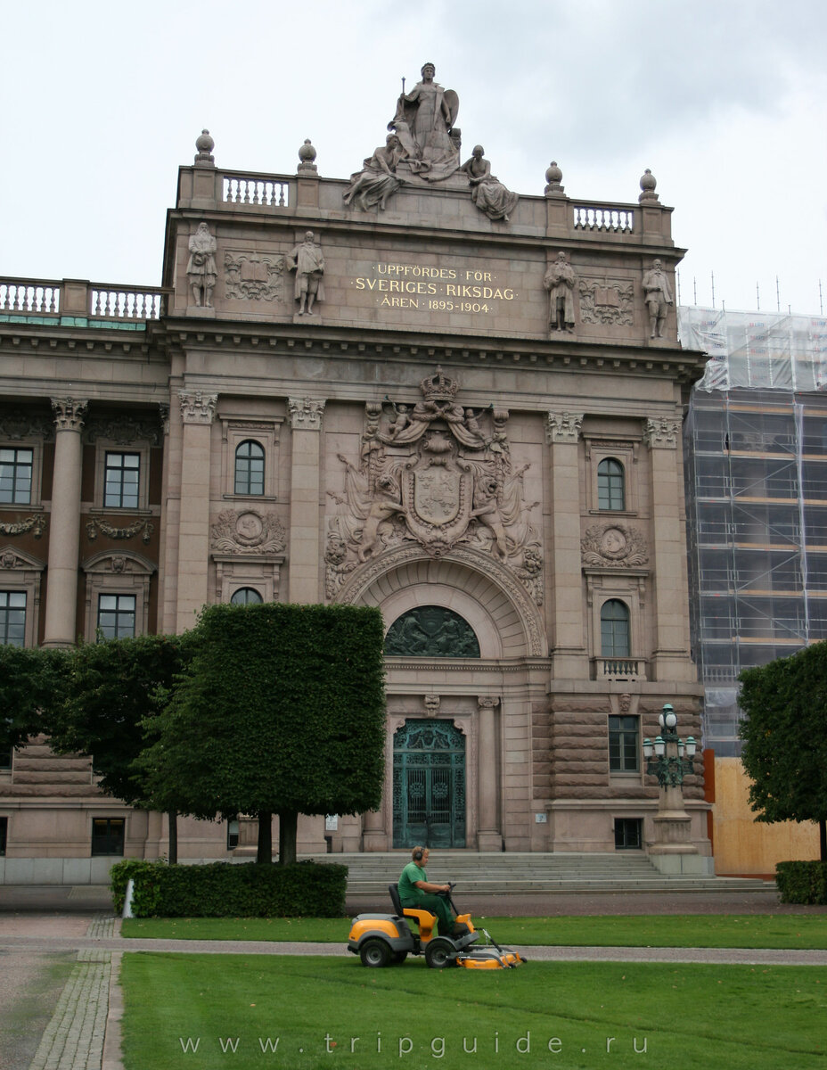 Государственный герб королевства Швеции на здании парламента