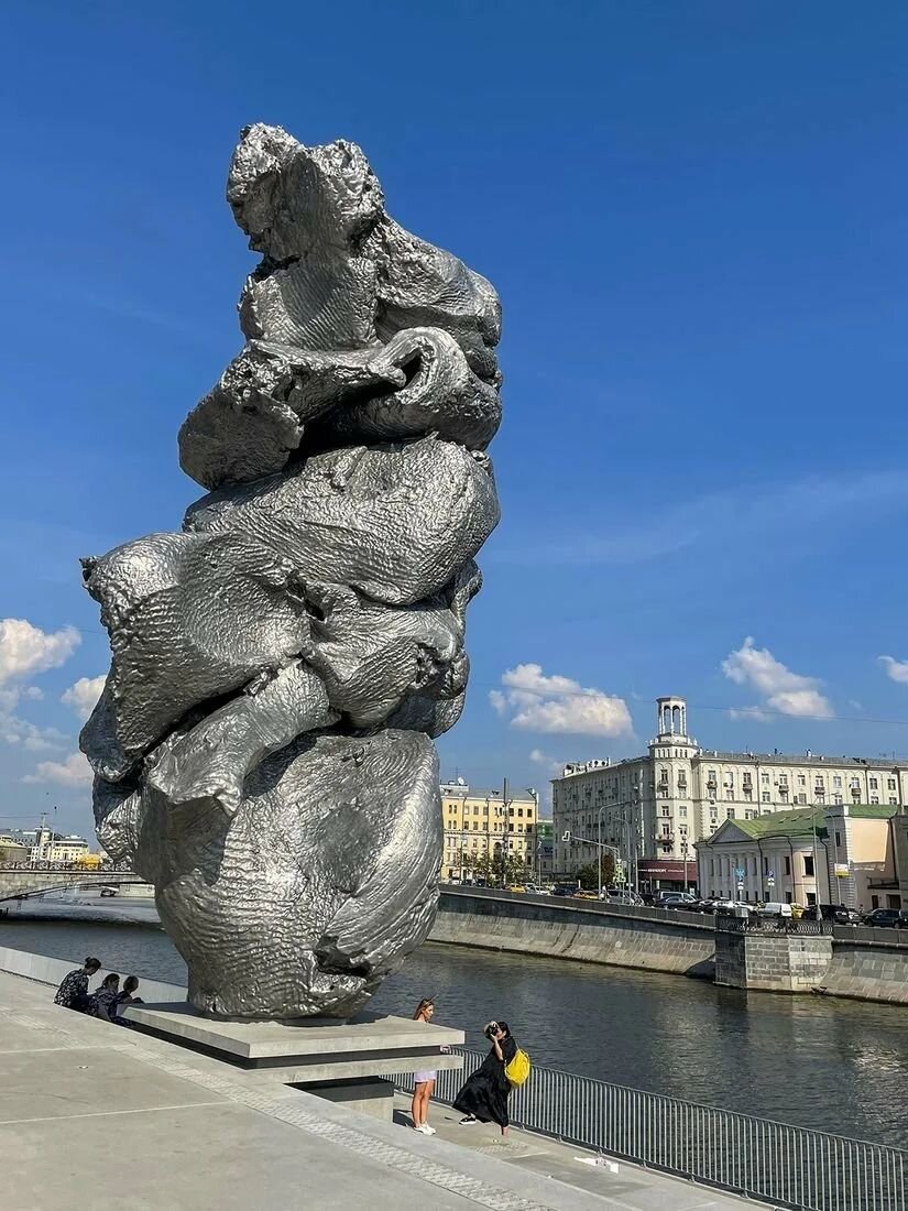 Скульптура швейцарского Урса Фишера «Большая глина № 4» 