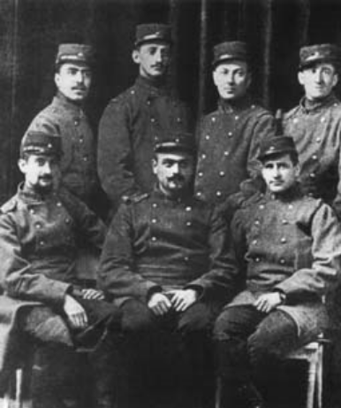 Американские легионеры, 1914 - Эти люди были одними из первых, кто вызвался добровольцами. Задний ряд, слева направо: Касмез, Чарльз Суини, Джек Кейси, Берт Холл. Слева направо сидят Карстерс, Уильям Тоу и Джеймс Бах. В декабре 1914 года Уильям Тоу добился своего перевода, а также Баха и Холла во французскую авиацию. В то время как они проходили летную подготовку, Тоу, который уже был опытным летчиком, присоединился к передовой части, сразу же став наводчиком/наблюдателем с Escadrille D.6 (Depperdussin). 