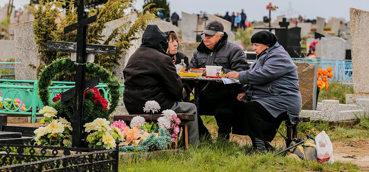 Как вести себя на кладбище в родительский день?