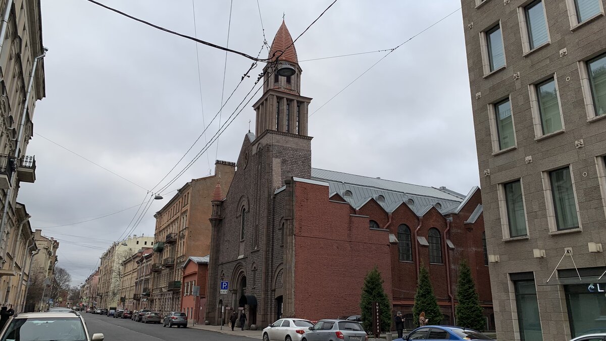 Фасад церкви выполнен из остатков гранита от строительства Троицкого моста. А на боковые стены камня не хватило