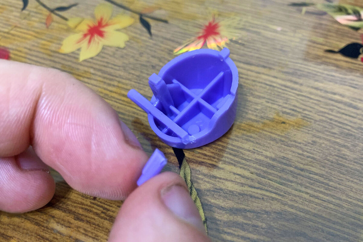 Кнопка от зажигалки со сломанным штырьком.