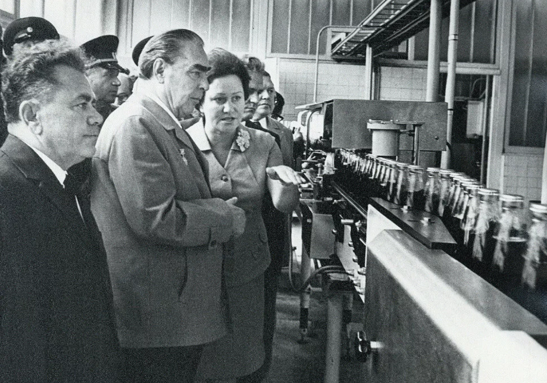 Века 1972. Первый завод пепси в СССР. Брежнев на заводе пепси кола. Брежнев 1965.