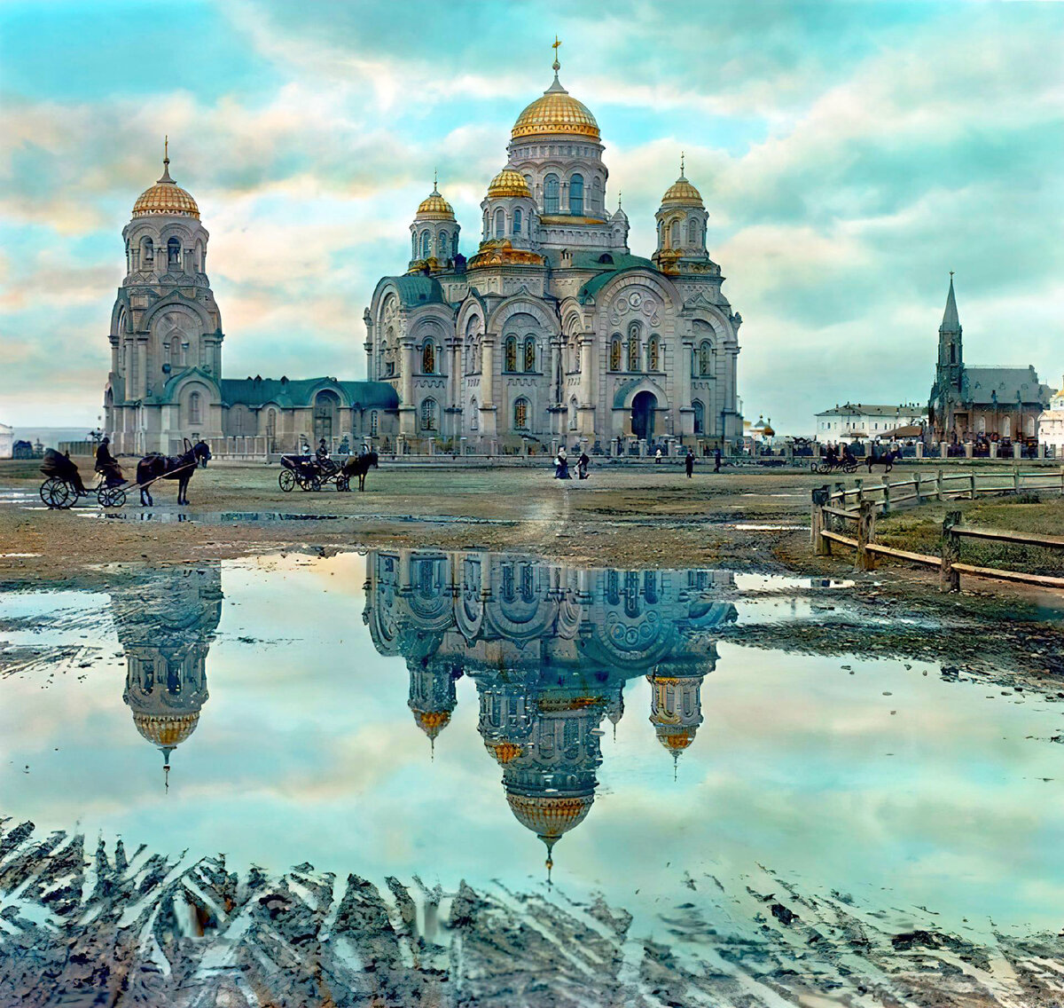 Иркутский кафедральный собор в 1901 году. Снимок сделан американским фотографом Бертоном Холмсом во время путешествия по Транссибу.  Холмс снимал на различные пленки и автохромы. Данный снимок сделан со стеклянной пластины, возможно подкрашен вручную. Оригиналы скорее всего хранятся в США, в коллекции автохромов Бертона Холмса.
