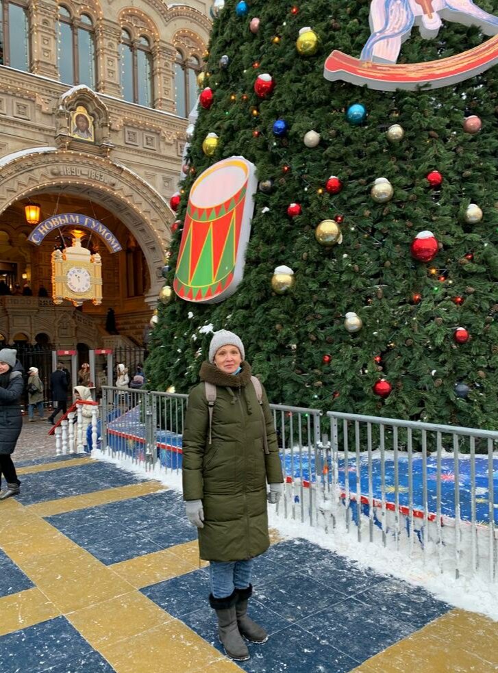 Это я под ёлкой возле ГУМа. С *котелком и мешком* зачёркнуто рюкзаком за спиной и глупой улыбкой на лице. Подруга принудила. Безобразие, говорит, гуляем, гуляем, ни одной фотографии. Подчинилась. 
