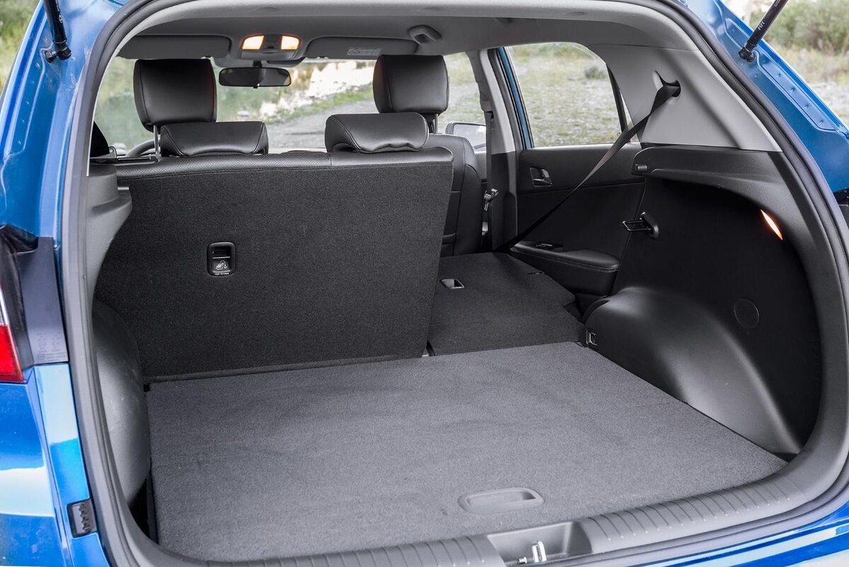 Объем багажного отделения можно увеличить складыванием спинок до 1396 литров