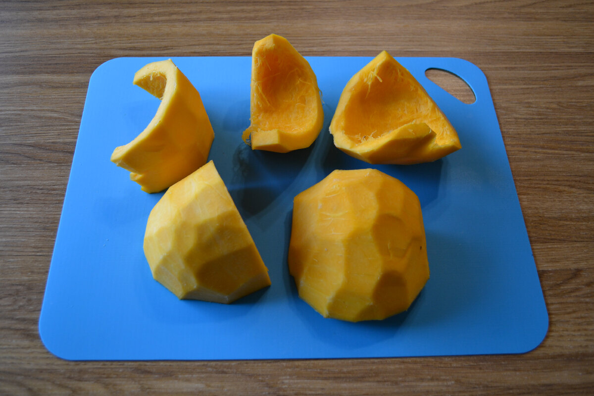 Очищаем тыкву