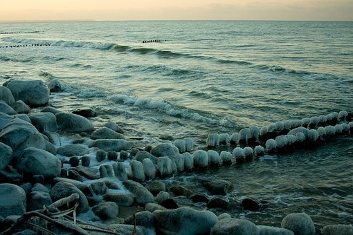 Серое зимнее море