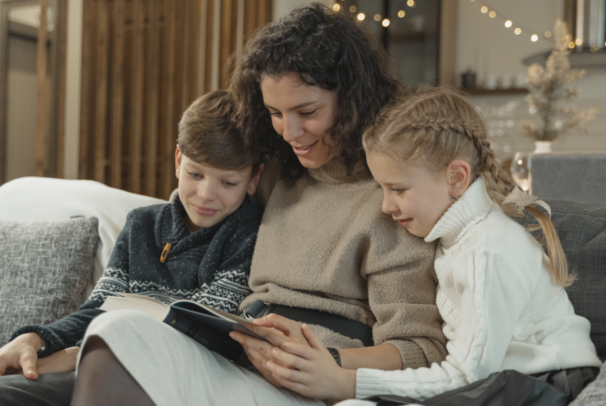 Дарите и читайте вместе познавательные книги. Фото автора Tima Miroshnichenko Pexels, используется по лицензии Creative Commons 