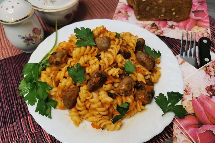 Куриные сердечки с макаронами и грибами на сковороде