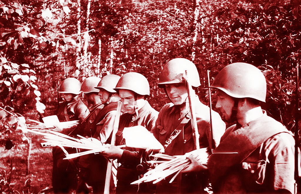 Бойцы РККА готовятся к заброске листовок на позиции противника с помощью лука, фото 1942 года.