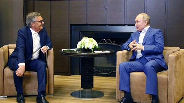    Владимир Путин и президент Международной федерации хоккея на льду (IIHF) Рене Фазель (слева) во время встречи в Сочи.© РИА Новости / Михаил Климентьев