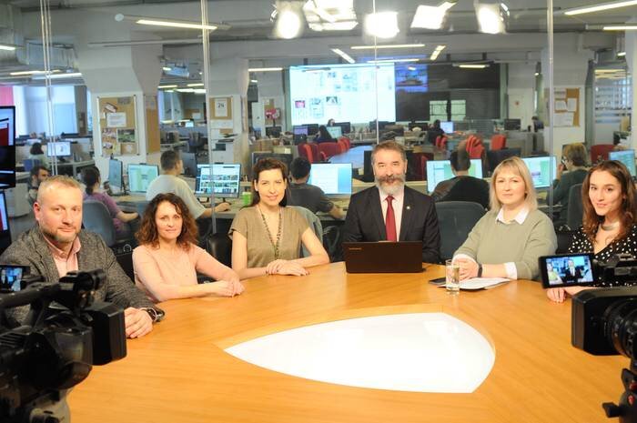 На фото: Сергей Журихин – проректор Университета Правительства Москвы, Татьяна Яковлева – председатель РОО ЦСКРСИМ «Перово», депутат муниципального округа Перово, Елена Буланова – преподаватель МГУ имени М.В. Ломоносова, МИСИС, РГУТиС, основатель коммуникационного агентства. ведущий Руслан Орехов, Анна Коржик – координатор проекта «Медиакласс в московской школе», ГБОУ ГМЦ ДОНМ, Мария Хаустова – педагог-организатор, педагог по элективному курсу «Тележурналистика» в ГБОУ Школе №1329 / Фото: Игорь Ивандиков / Вечерняя Москва 