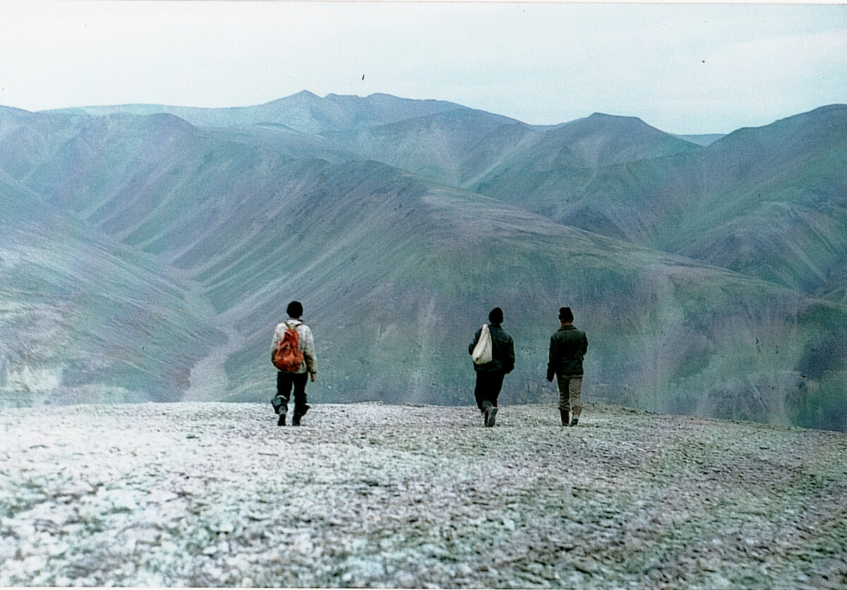 Спускаемся с сопки, после работ на канавах
