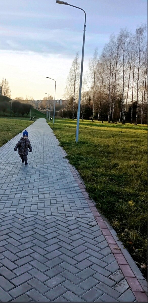 Бегает в парке. Фотография с прошлого года.