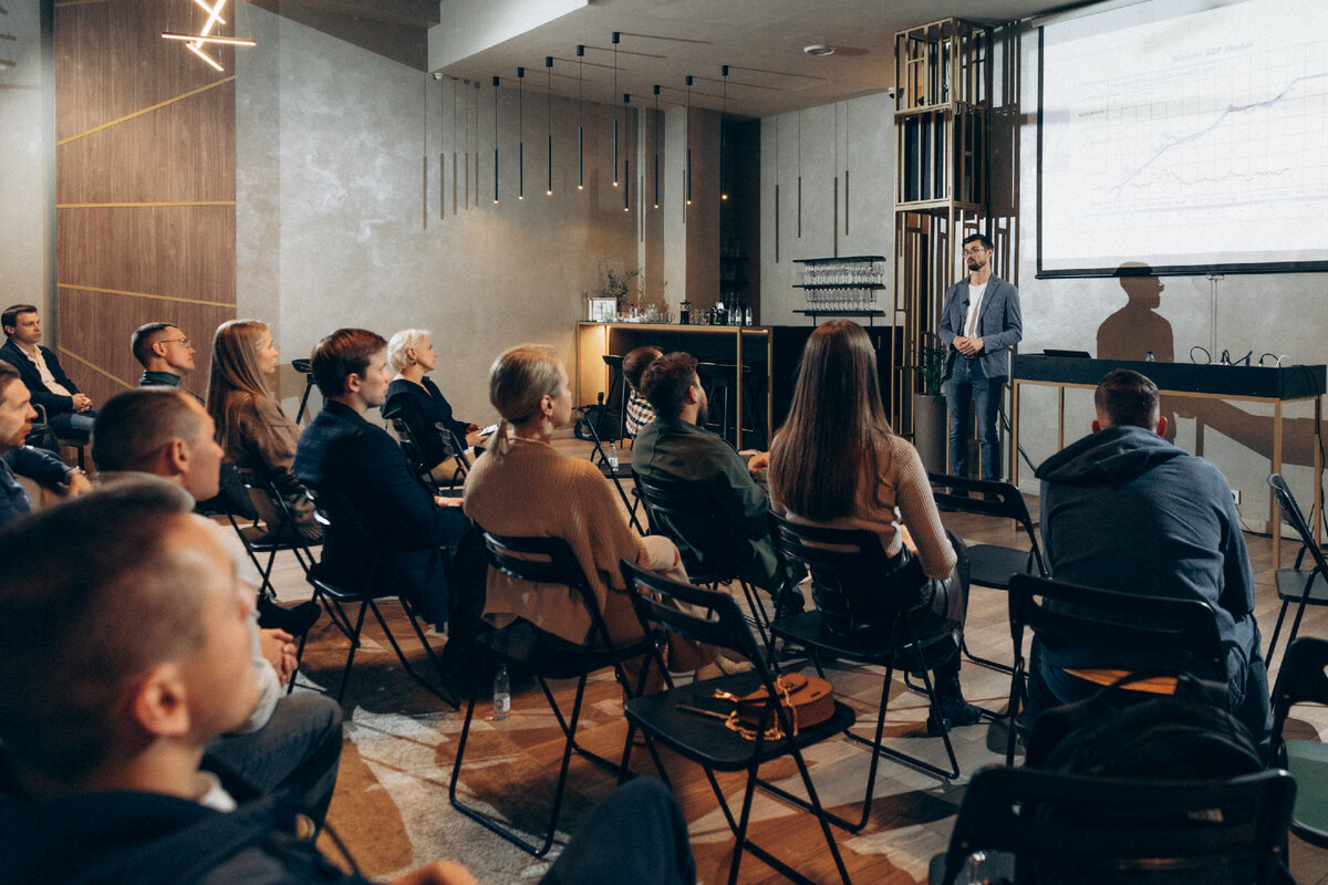 Вадим Марков (справа) и резиденты «Эквиум» на закрытом клубном мероприятии 