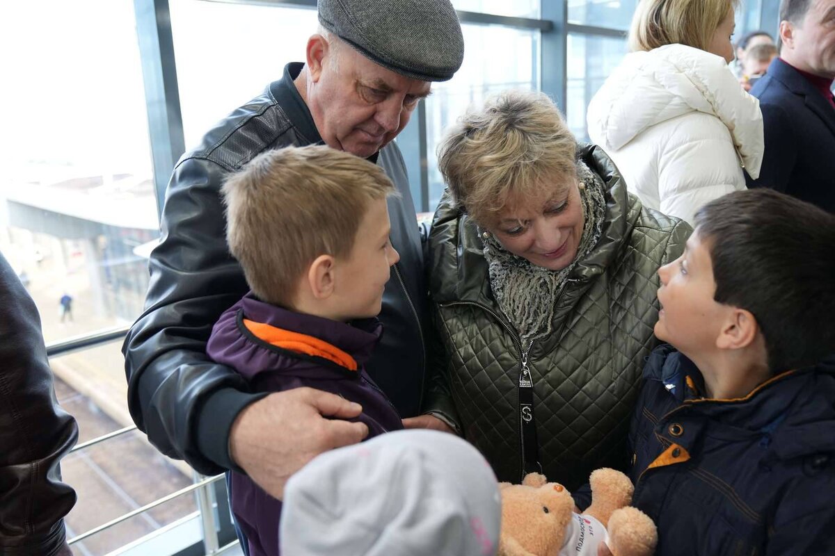    Губернатор Подмосковья Андрей Воробьев начал в Подмосковье программу опекунства над детьми Донбасса. Источник фото: телеканал «360»