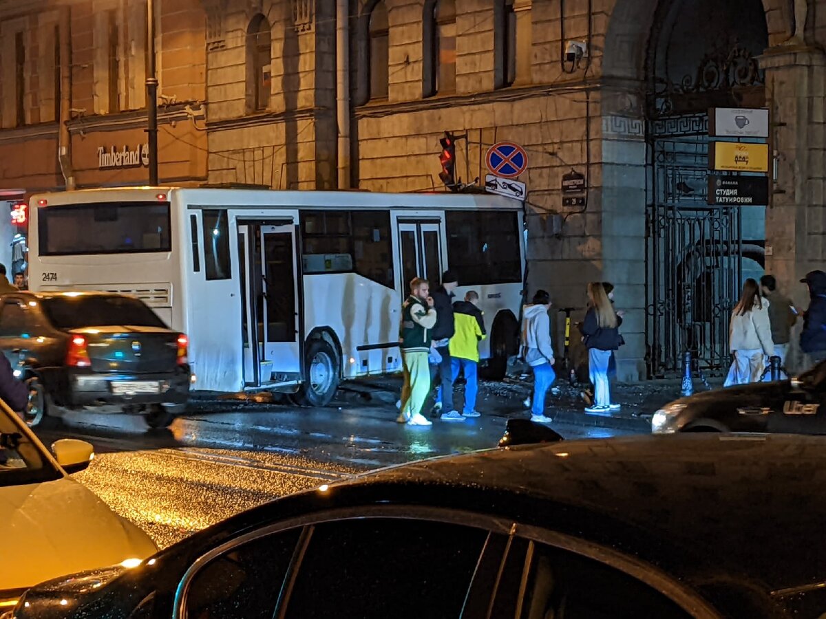 Просто летел прямо в стену». В Петербурге автобус протаранил дом | Мегаполис  онлайн | Дзен