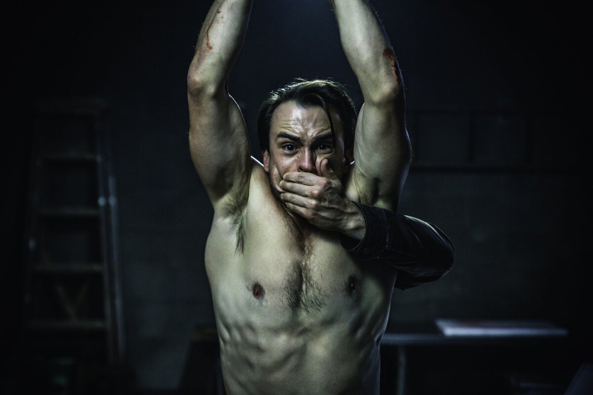 Даже брутальный мужик может попасть в серьезную переделку. Особенно если недооценит противника.