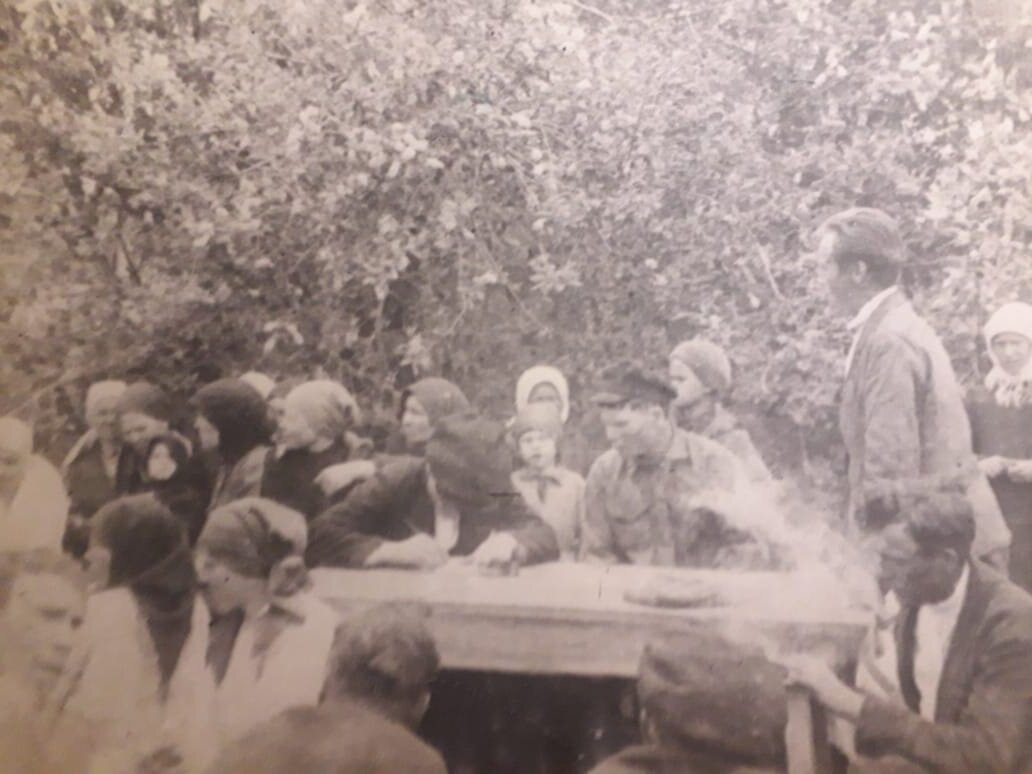 Колхозники обсуждают помощь фронту, Малахово, 1942 год, колхоз "Свободный путь"