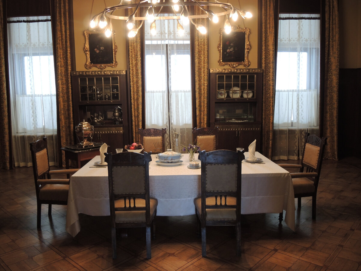 Обеденный зал.  Продуманный интерьер с едиными деталями и встроенными буфетами.