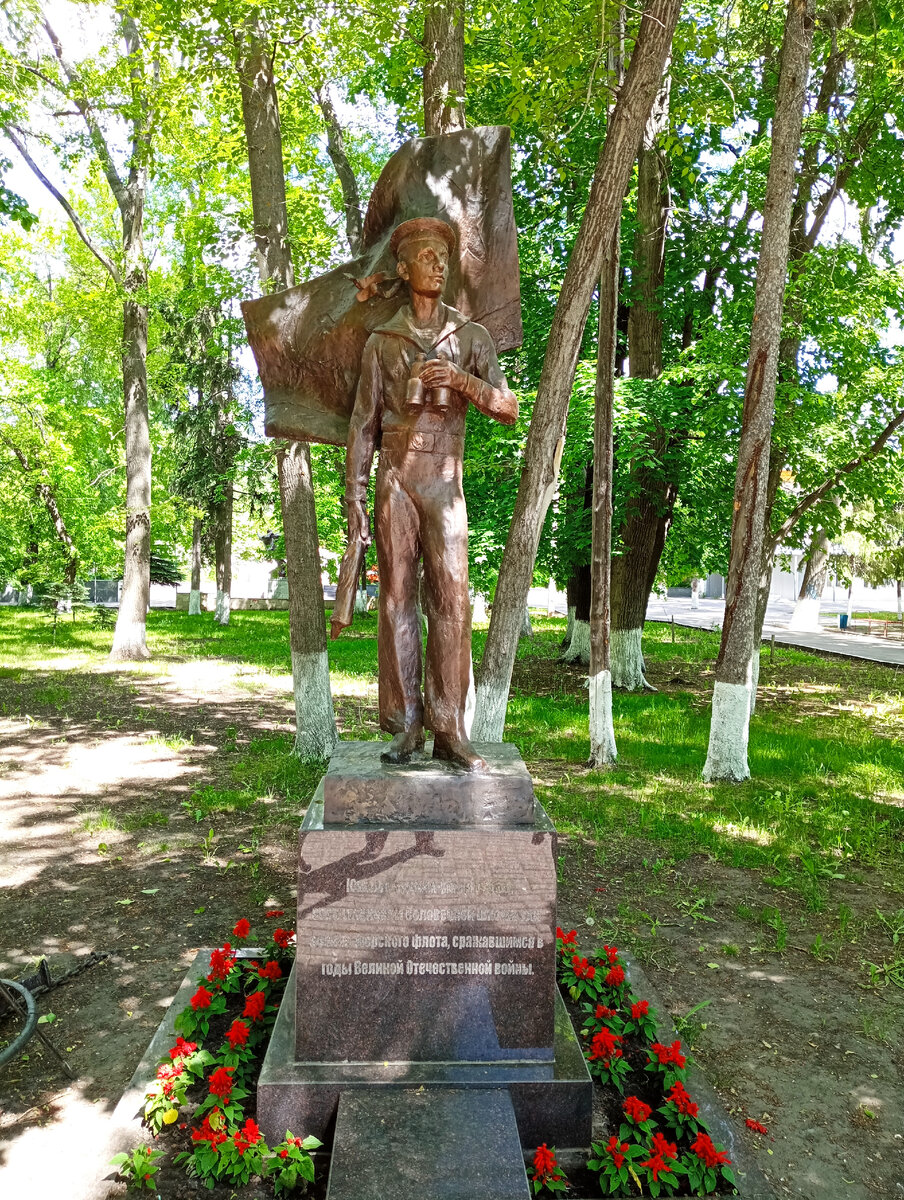 памятник в парке