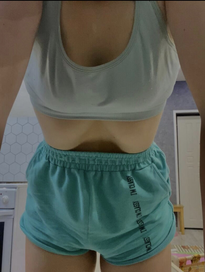 Почему вакуум живота опасен для здоровья?
Вакуум не помогает убрать живот и сделать тонкую талию .
  ⚠️ из начально вакуум это упражнение из йоги ошибочно считающимся что оно активирует поперечную мышцу живота , это не верно потому как  для активации мышцы нужно их напрягать , а чтобы втянуть в себя живот нужно расслабить мышцы.
Вакуум предназначен не для создания плоского живота а для массажа внутренних органов .
  ❌ противопоказания : воспалительные процессы в брюшной полости, беременность, заболевания ЖКТ, операции после которых не прошло минимум 6 месяцев. Также регулярный вакуум как советуют многие блогеры ( утром натощак ) может привести к нарушению ритма дыхания т.к. выполняется это упражнение на задержке воздуха. 
  ⚠️чтобы правильно сделать вакуум рёбра должны быть подвижными а учитывая что каждого второго сутулость, зажатая грудная клетка и диафрагма это практически невозможно. Не мучайте себя и не ведитесь на одно упражнение . Даже самое крутое упражнение не будет работать само по себе. Всегда для включения всех мышц в работу требуется комплексный подход и регулярность !